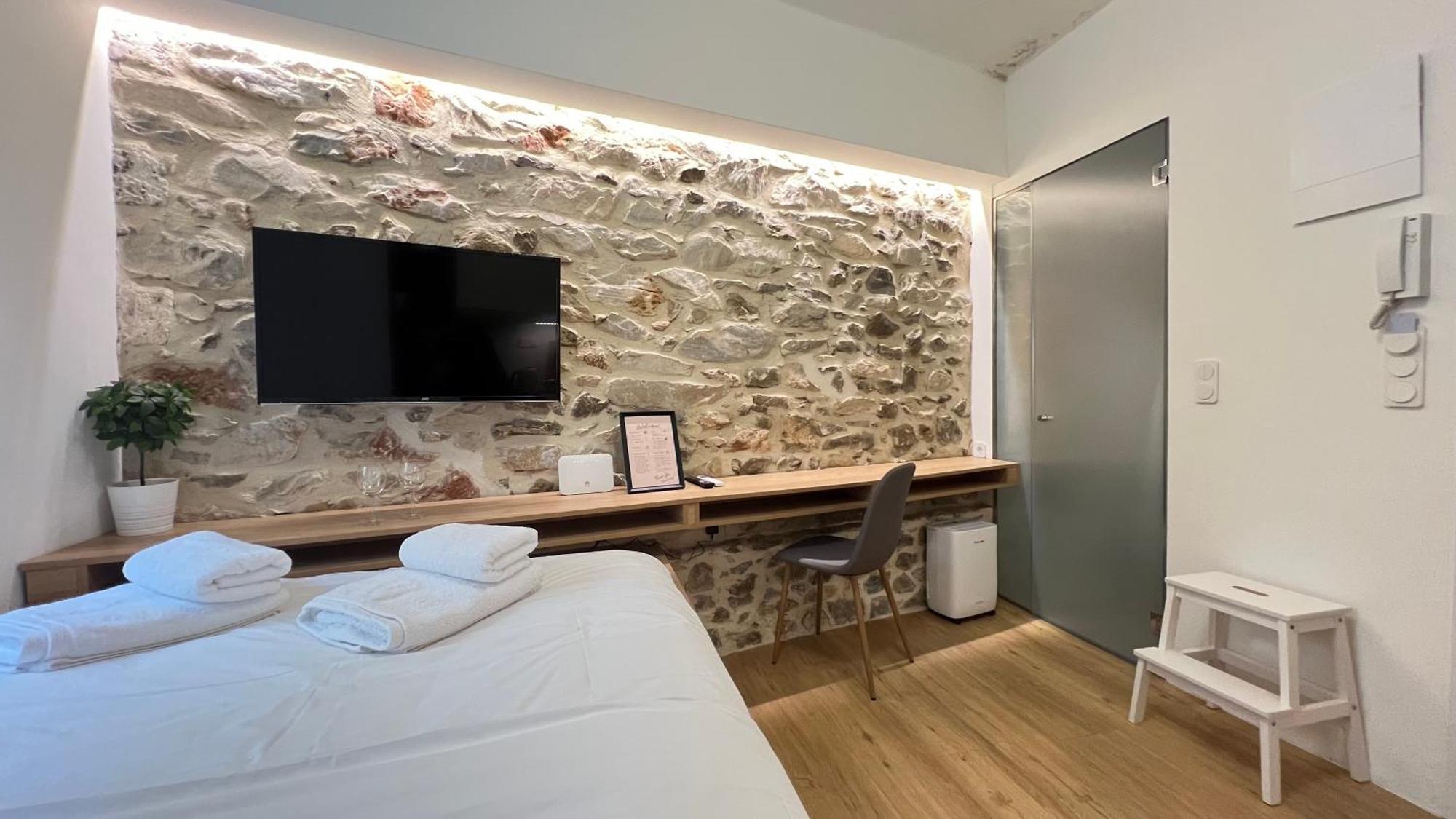 Apartment Appianou Never Too Small